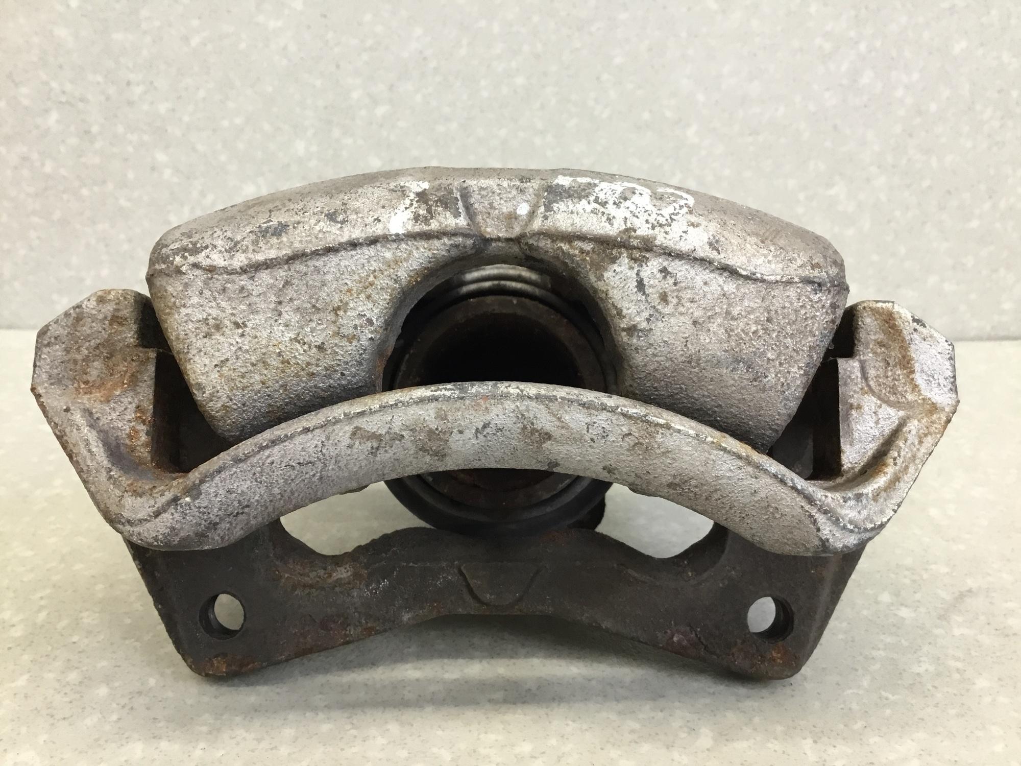 Суппорт передний левый, Mitsubishi Colt (Z3) 2003-2012 Суппорт передний левый, Mitsubishi Colt (Z3) 2003-2012