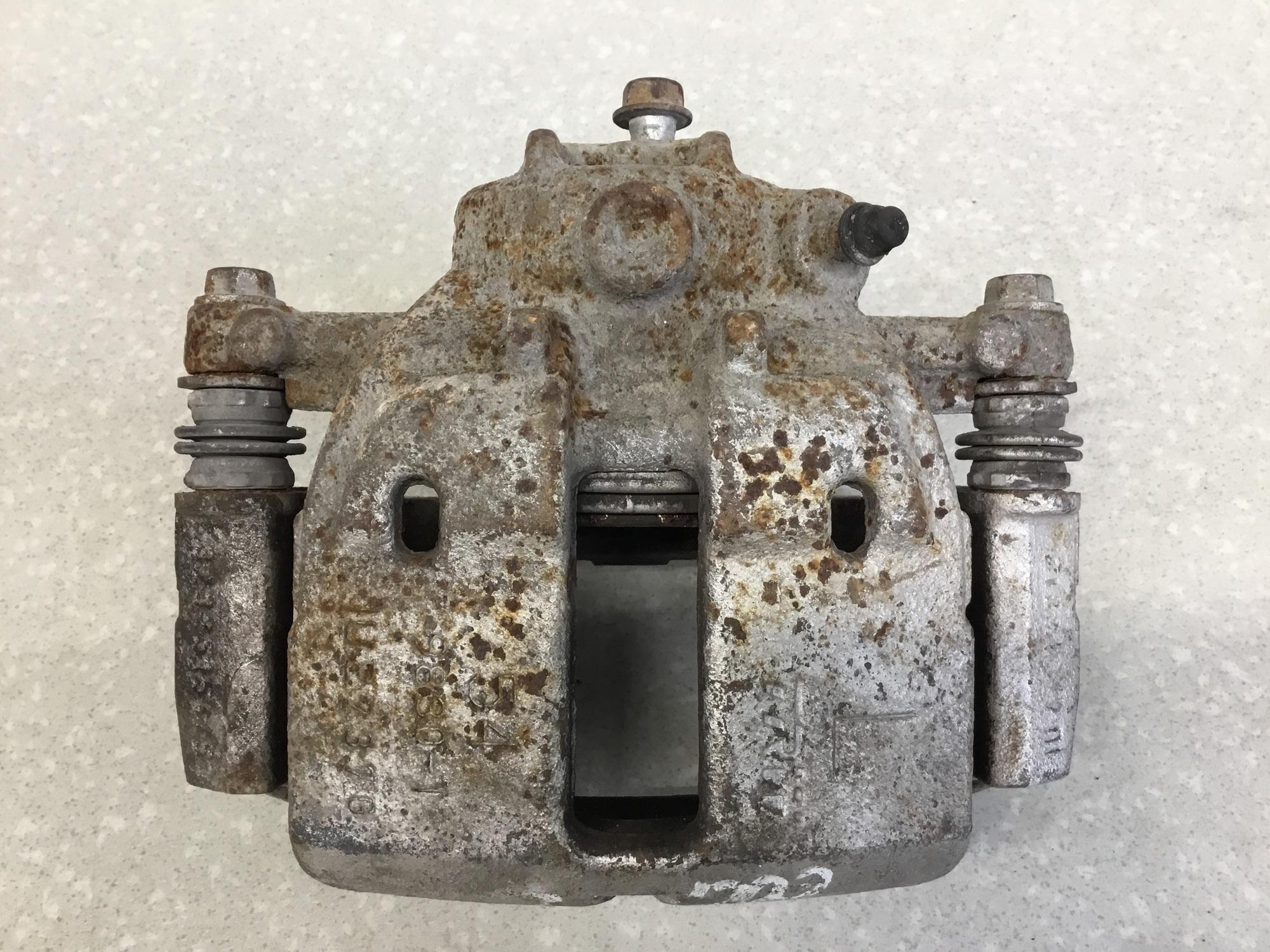 Суппорт передний левый, Mitsubishi Colt (Z3) 2003-2012 Суппорт передний левый, Mitsubishi Colt (Z3) 2003-2012