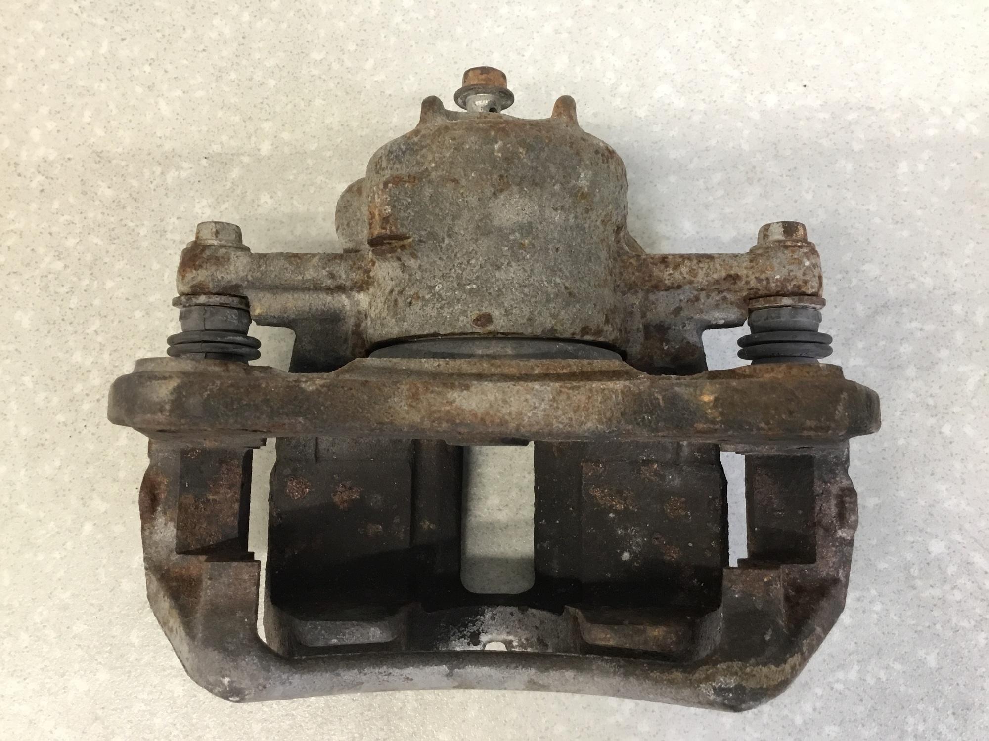 Суппорт передний левый, Mitsubishi Colt (Z3) 2003-2012 Суппорт передний левый, Mitsubishi Colt (Z3) 2003-2012