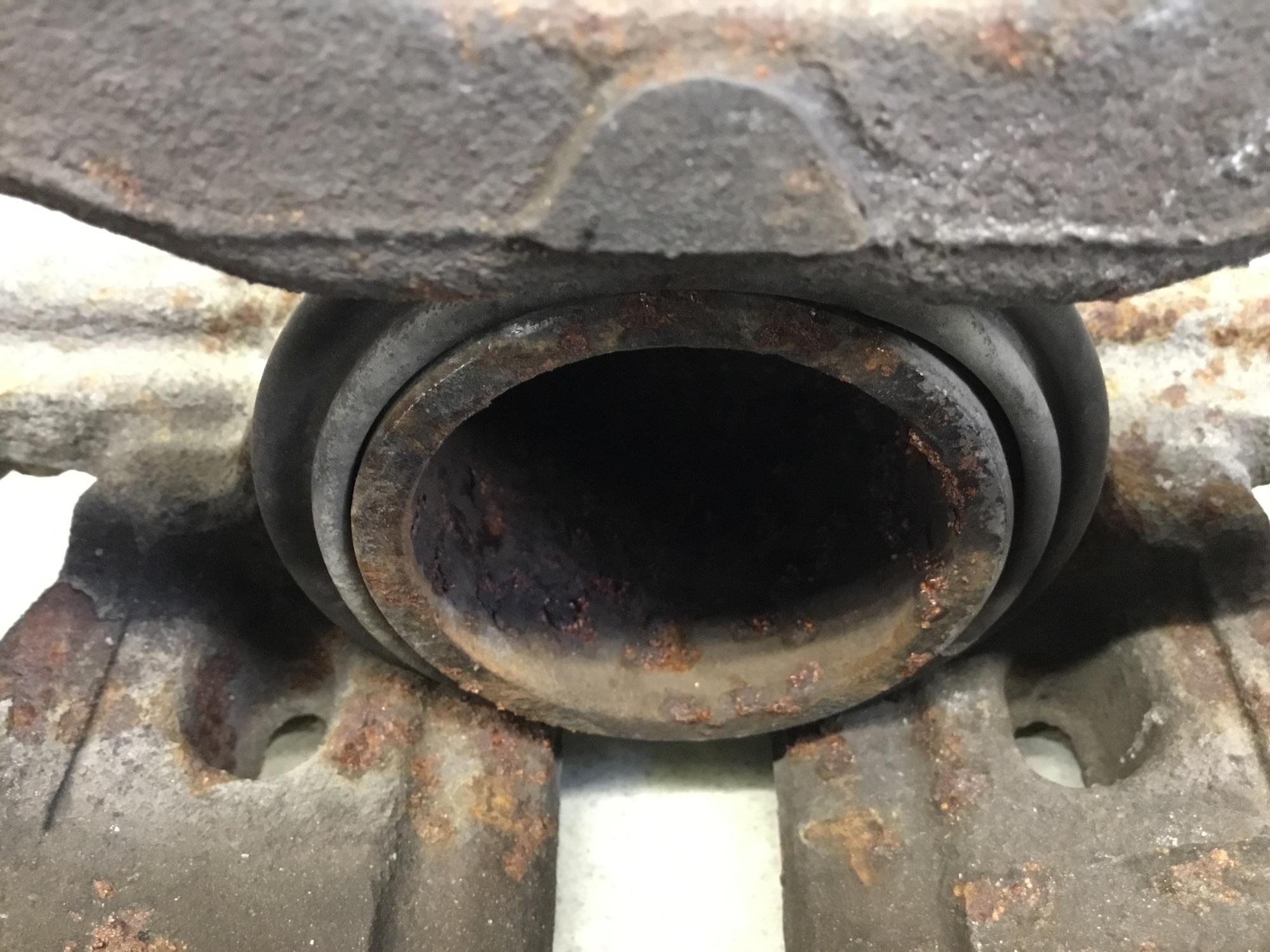 Суппорт передний левый, Mitsubishi Colt (Z3) 2003-2012 Суппорт передний левый, Mitsubishi Colt (Z3) 2003-2012